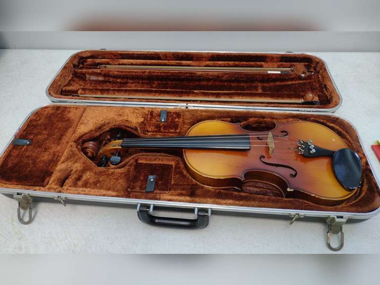 Skylark brand violin with case Northern Kentucky Auction, LLC