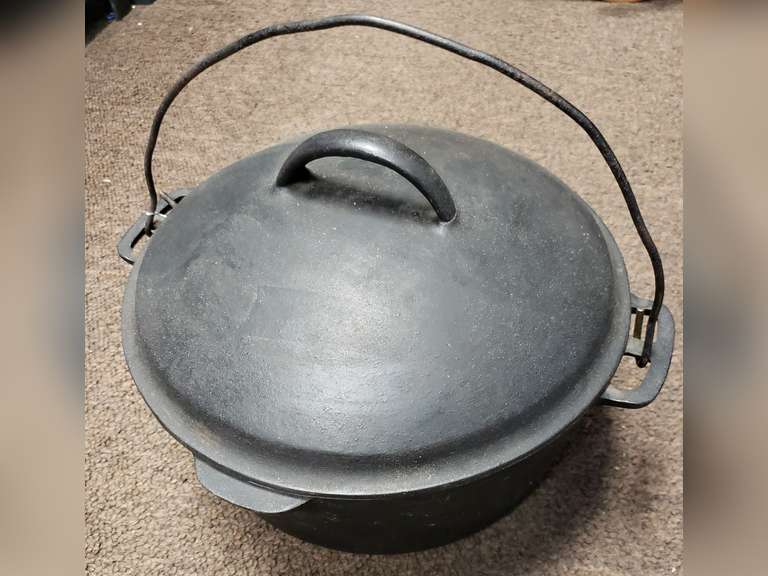 Wagner Ware 1268 cast iron dutch oven w/bail & lid Northern Kentucky