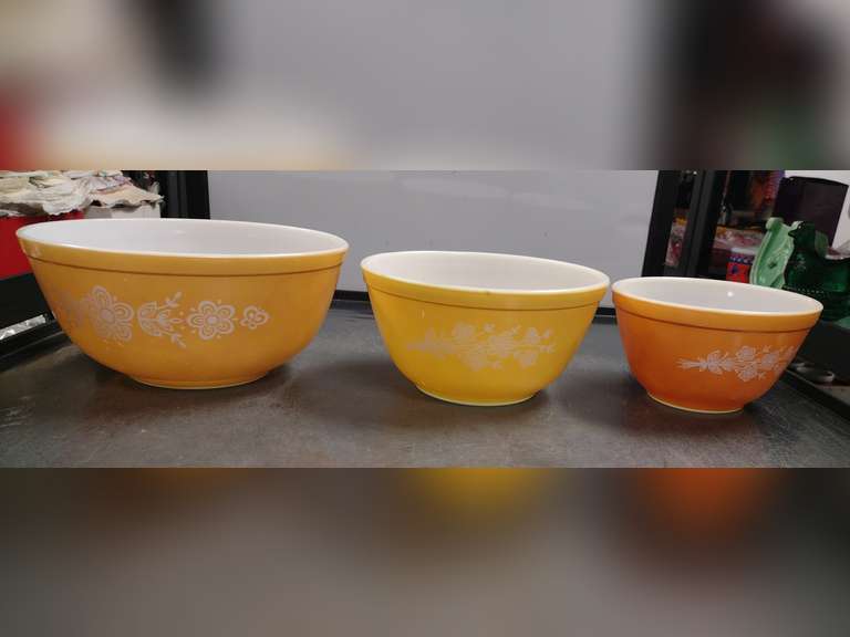 3 Pyrex mixing bowls.