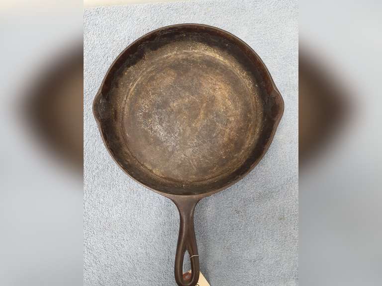 10" Favorite Piqua Ware Cast Iron Skillet Northern Kentucky Auction, LLC