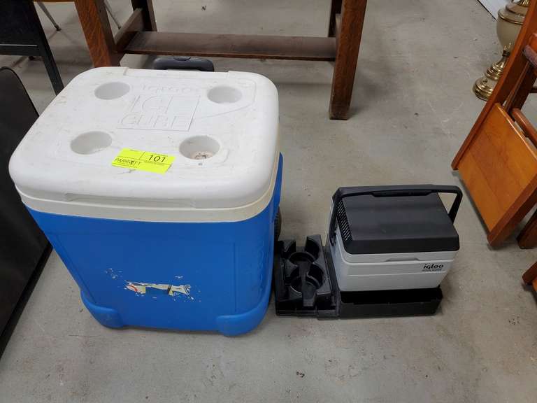 Igloo cooler, on wheels with handle, with small refrigerated Igloo