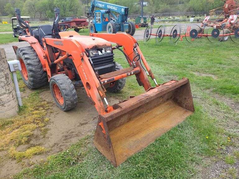 Kubota L3400 Diesel Tractor w/ Loader & Backhoe Rogers Community