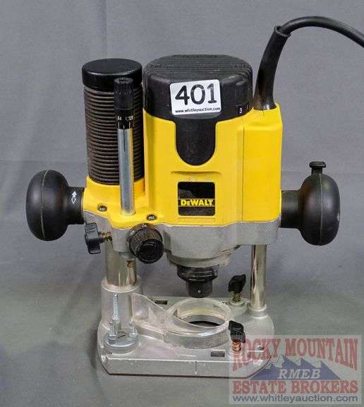 Nice DeWalt DW621 Variable Speed Plunge Router with Guide & Dust