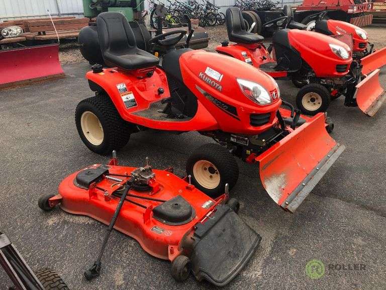 Kubota GR2010G Ride-On Gas Tractor With Kubota GR2705 48in Snow Blade