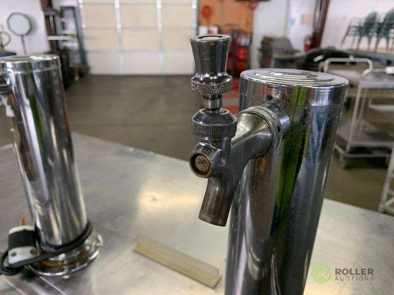 True TDD2 59in 2Door Double Tap Refrigerated Kegerator Beer Dispenser