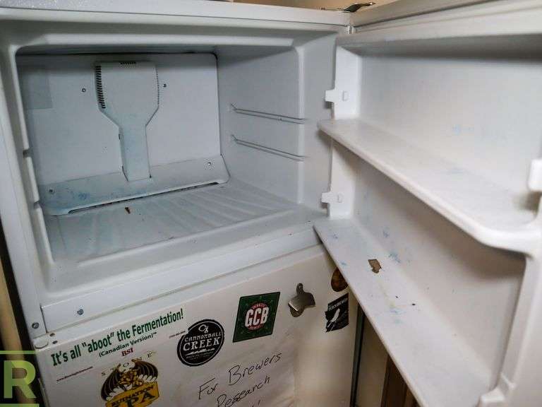 Whirlpool Kirkland Signature ST14CKXSQ00 Refrigerator - Roller Auctions