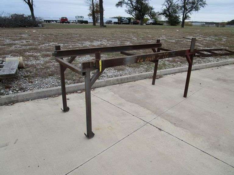 LOT, (1) HEAVY DUTY STEEL PORTABLE RACK, (1) METAL RACK AND (2) LIGHT
