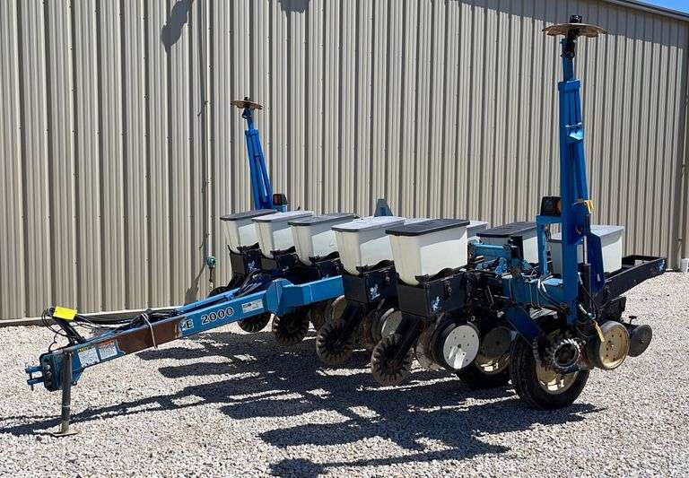 Kinze 2000 6/11 split row planter Schneider Auctioneers LLC