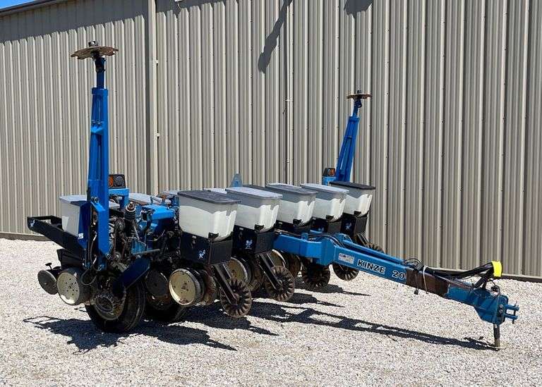 Kinze 2000 6/11 split row planter Schneider Auctioneers LLC
