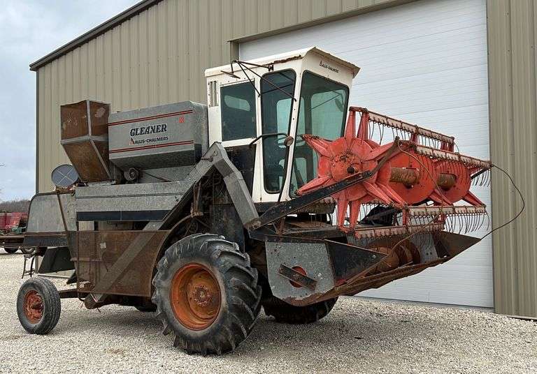 Gleaner K combine w/ 2 heads Schneider Auctioneers LLC