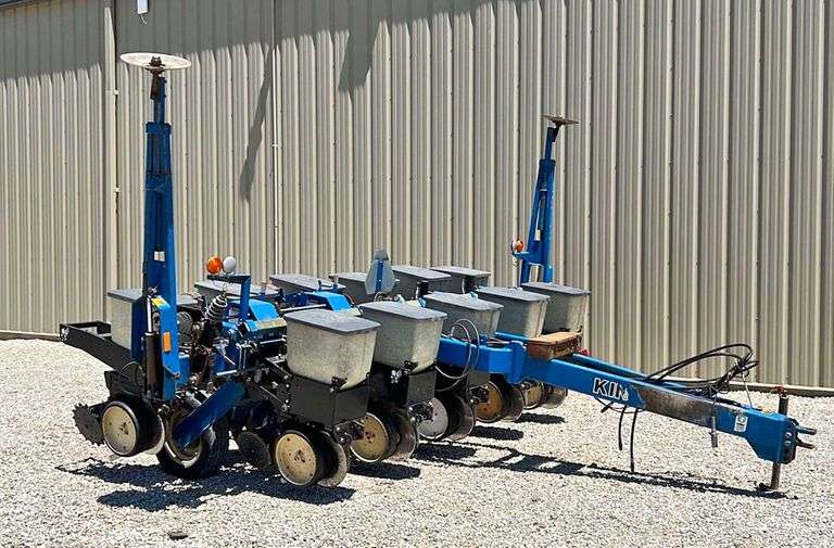 Kinze 2000 611 split row planter Schneider Auctioneers LLC