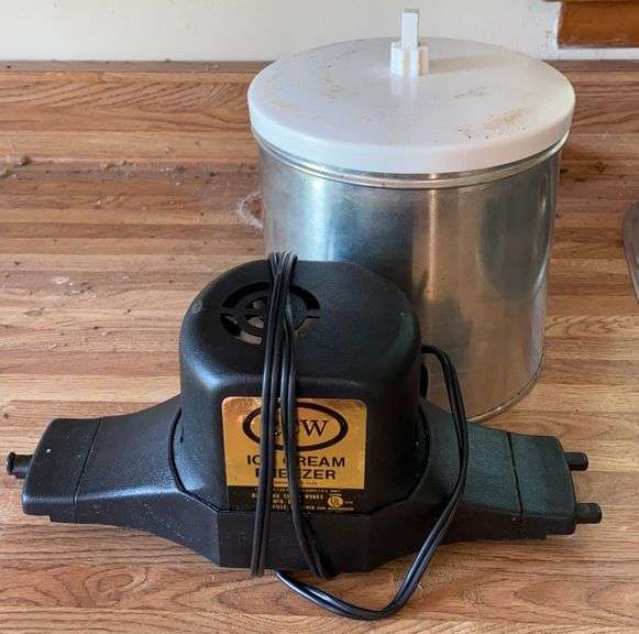 Richmond Cedar Works Mfg. Corp. 5 Qt. Electric Icecream Freezer