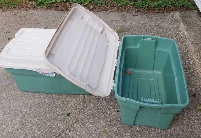 2 28 gallon Rubbermaid roughneck totes Sherwood Auctions