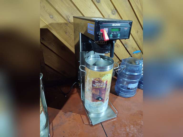 Bunn tea maker. Model number 35700.0422. Includes urn South Auction