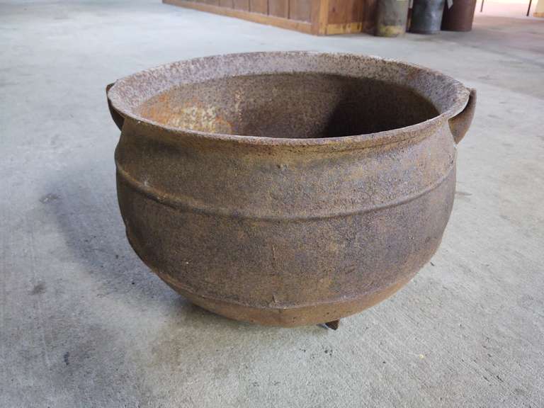 Antique 20 gallon cast iron washpot. No marks. Faint single gate mark