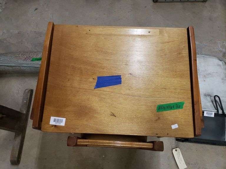 Child's Desk W/Lift Up Storage & Chair Hinge Needs Repaired Trice