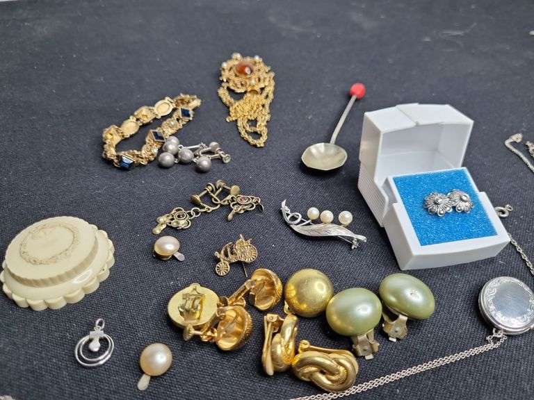 Lot of Vintage Costume Jewellery & Cases Tullochs Auctions