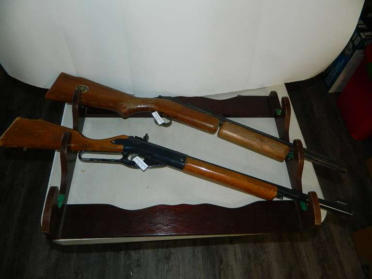 Daisy BB Gun, Gun Rack, Benjamin Air Rifle Bolt is Missing Wolfe
