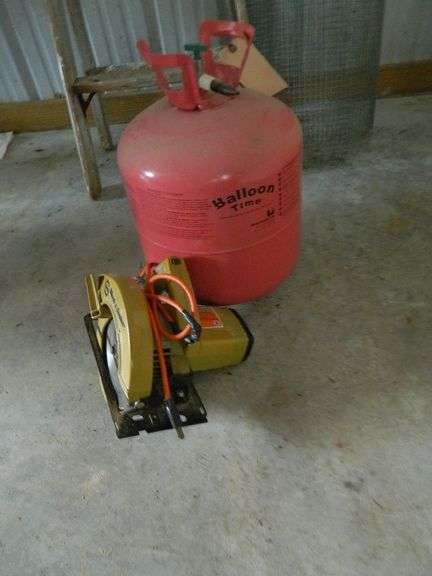 Black & Decker power saw - Wolfe Auction & Realty, LLC