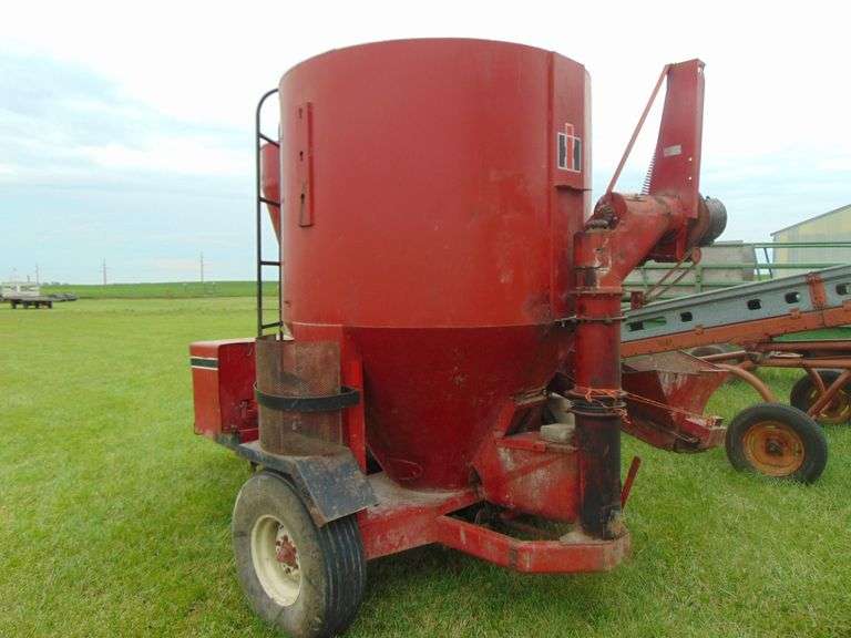 IH 1250 GRINDERMIXER, 540 PTO, W/SCREENS Ziemer Hilbrands Auctions