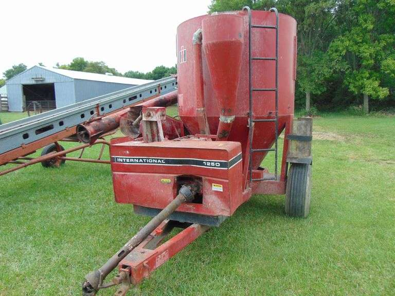 IH 1250 GRINDERMIXER, 540 PTO, W/SCREENS Ziemer Hilbrands Auctions