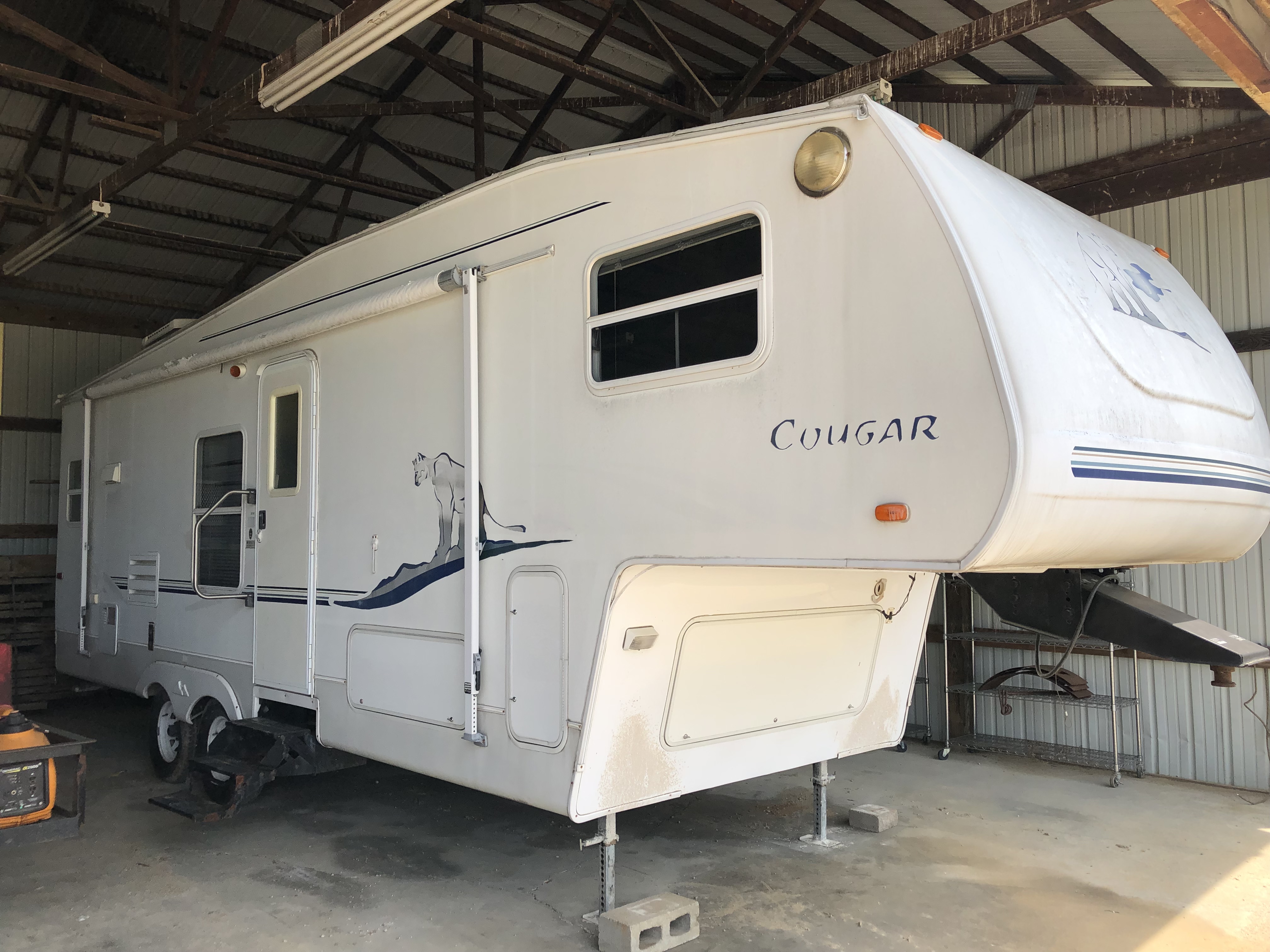 29' Keystone Cougar 5th Wheel Camper RE/MAX Group Auctioneers
