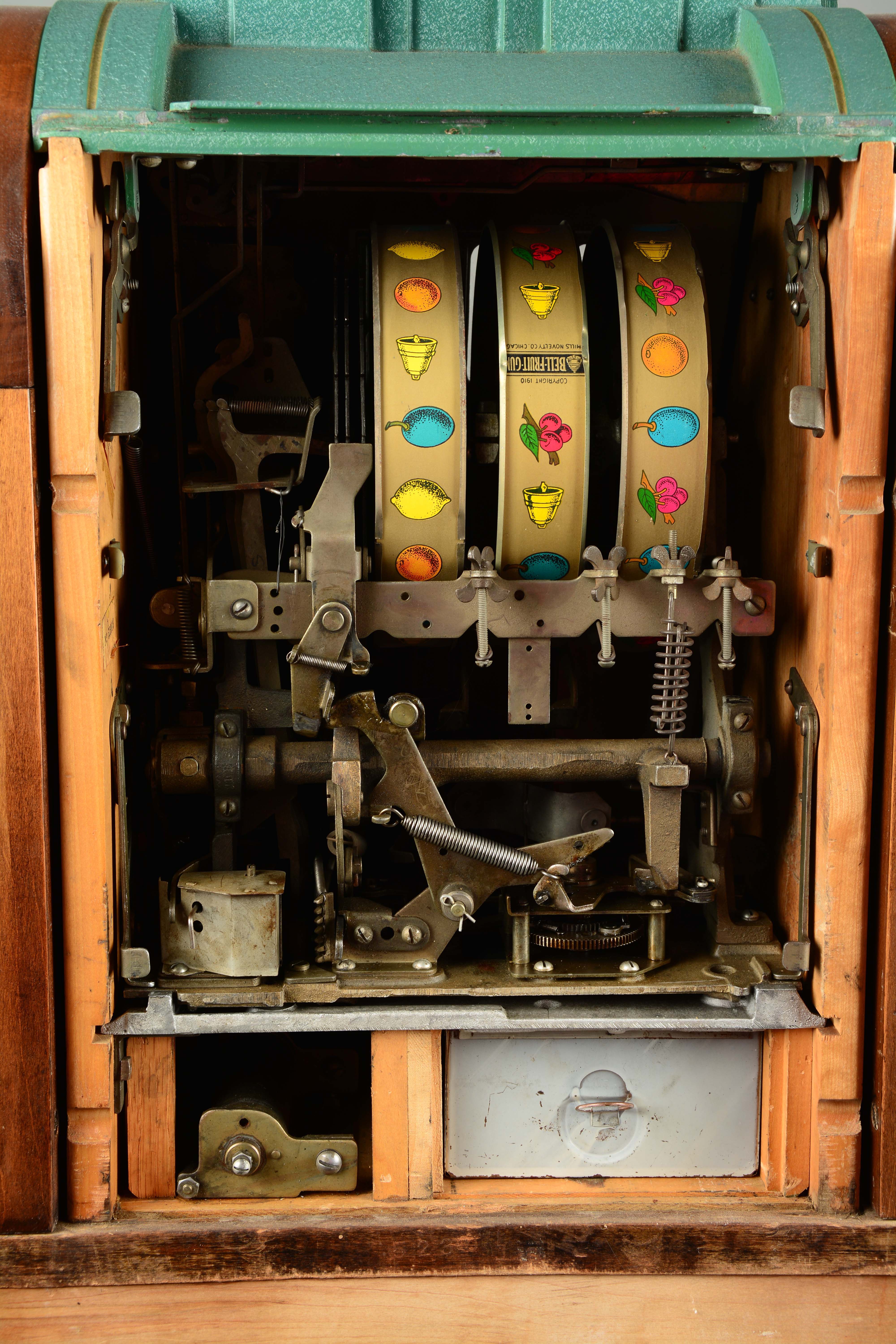 Lot Detail **5¢ MILLS EXTRAORDINARY CONSOLE SLOT MACHINE.