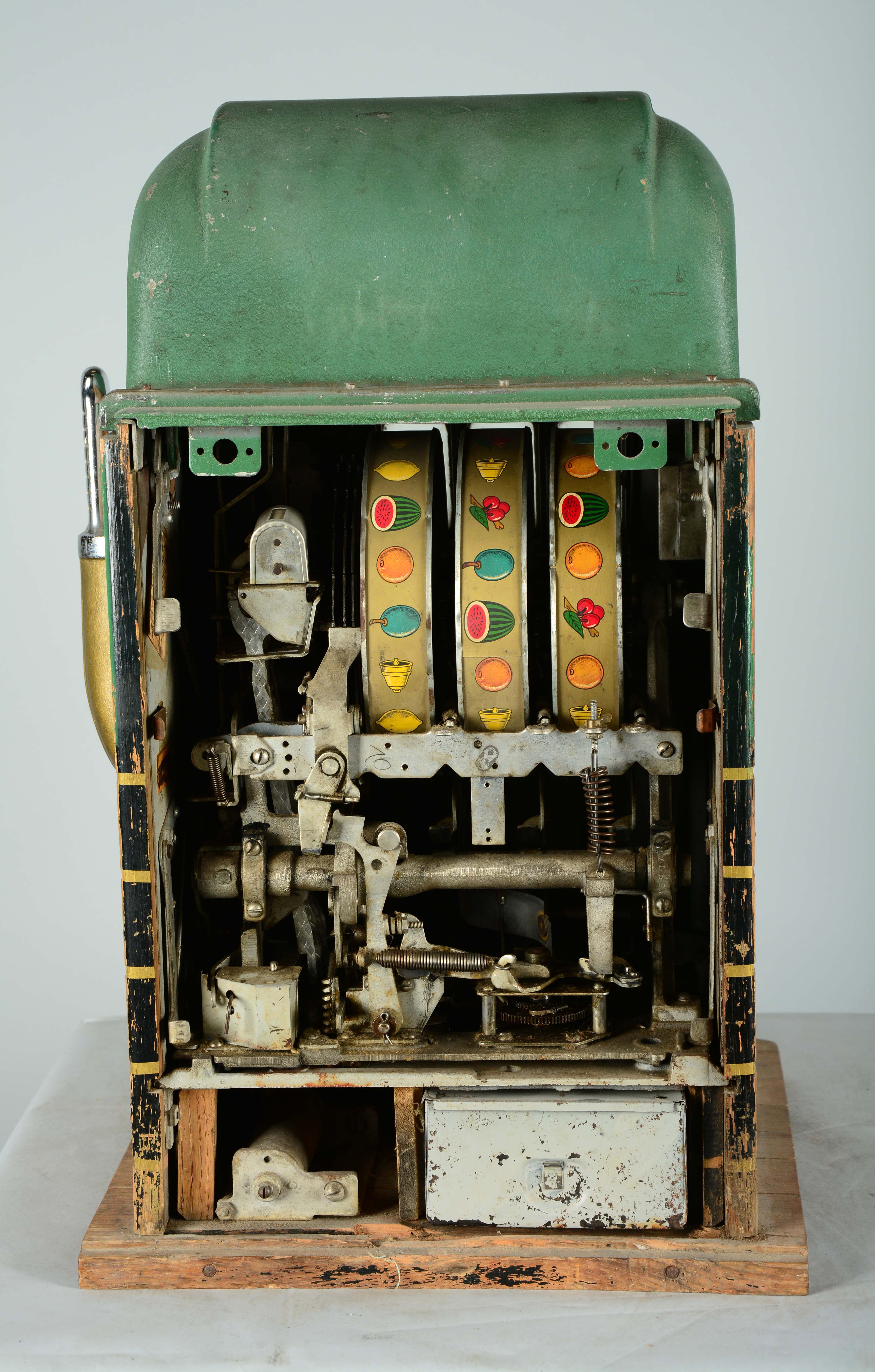 Lot Detail **25¢ MILLS MELON BELL HITOP SLOT MACHINE.