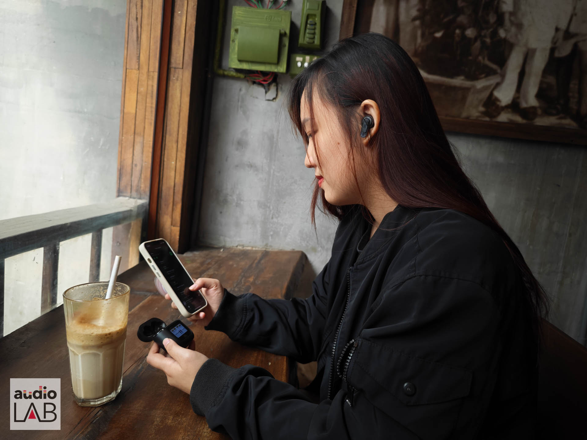 Trên tay JBL Tour Pro 2: Tai nghe true wireless đầu tiên sở hữu hộp sạc có màn hình cảm ứng