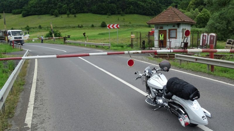 Der Schrankenwärter grüsst freundlich und die Lastwagenchauffeure