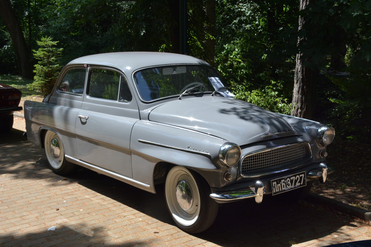 AUTO BILD България / Ретро парадът подчертава аристократичния облик на