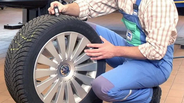 Reifen auf Alterungsrisse prüfen Autogazette.de