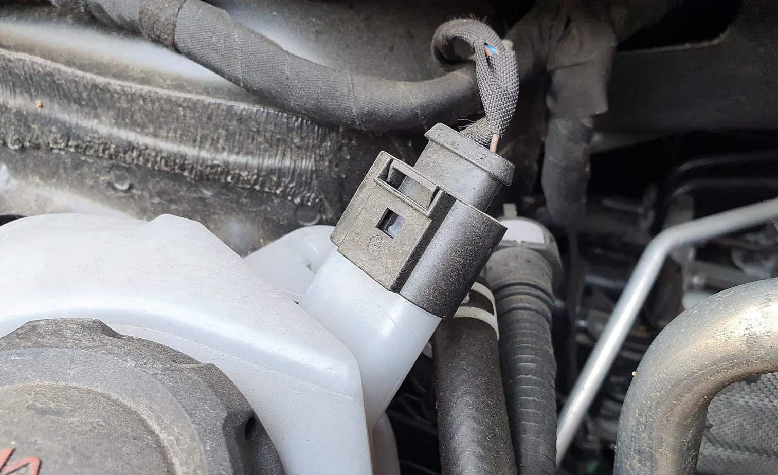 Why Is My Coolant Leaking? (9 Reasons Why) Autoily