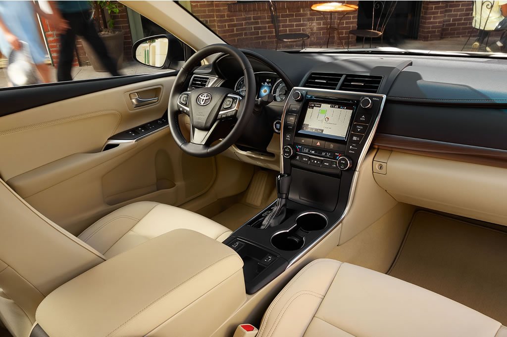 2016 Toyota Camry allows you charge your mobile phones wirelessly