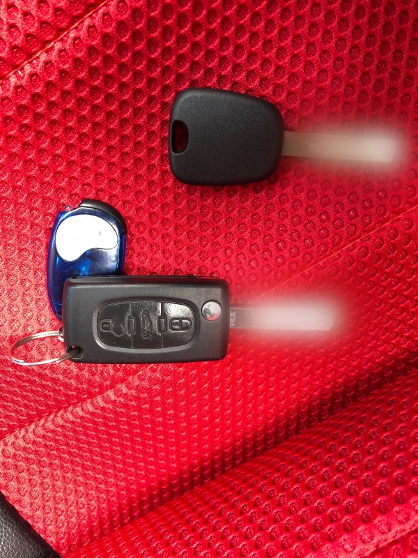 プジョー207CC スペアキー作製! イモビライザー・紛失キー・スマートキー専門 車の鍵屋です。