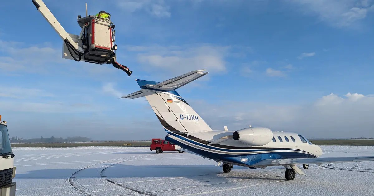 Can Planes Fly In Snow? (Is It Safe?)
