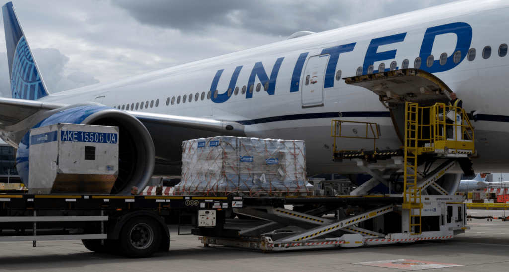 United Airlines Delivers Baby Formula at the USA's Dulles Airport