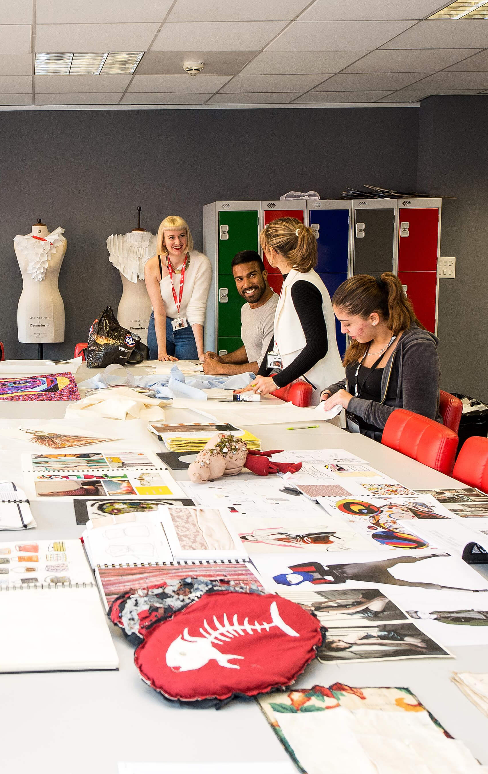 Studera mode, modedesign och textil i London, England