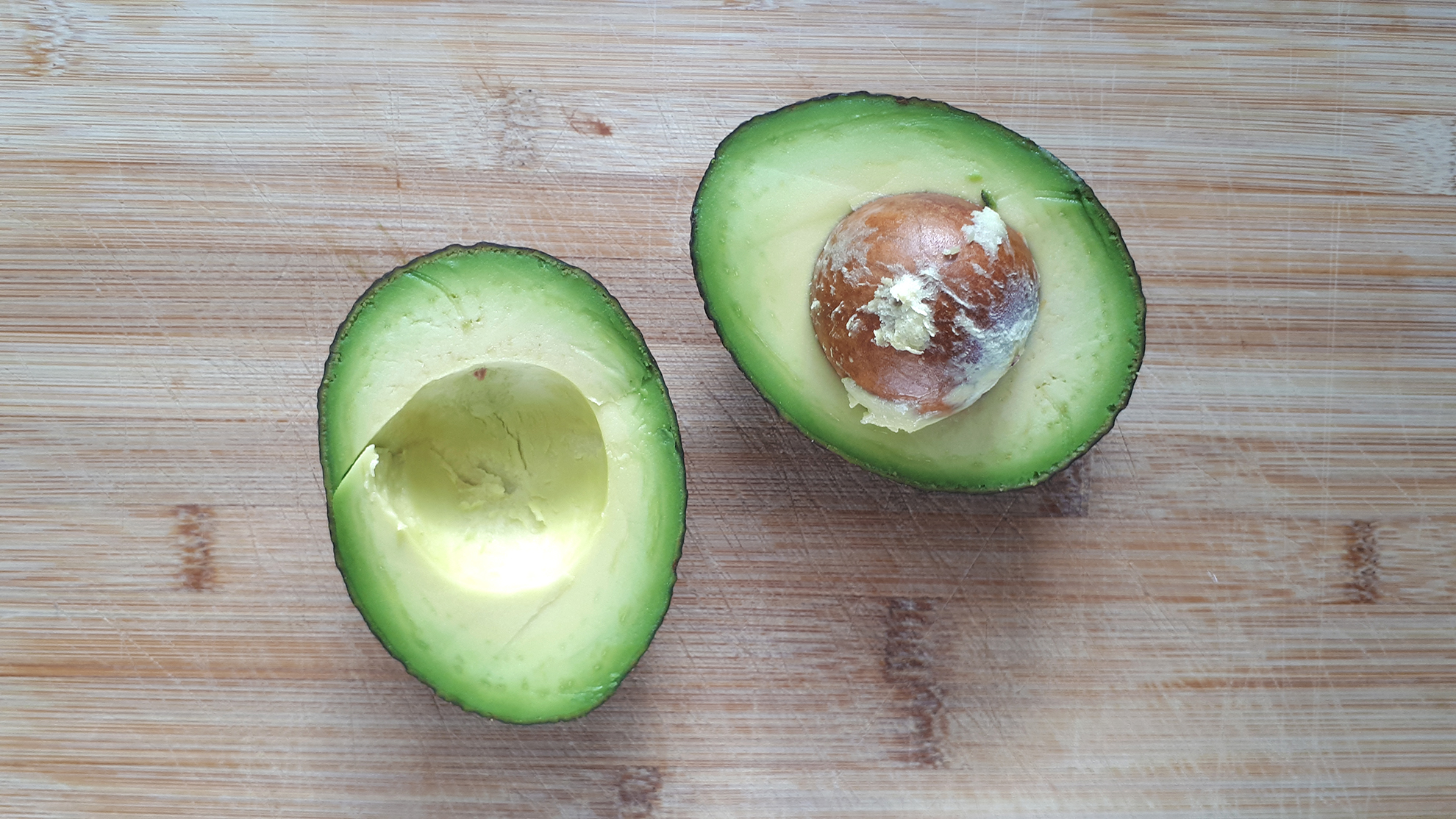 Zo Kun Je Een Halve Avocado Langer Bewaren Zonder Dat Deze Bruin Wordt. - Avocadoplant.nl