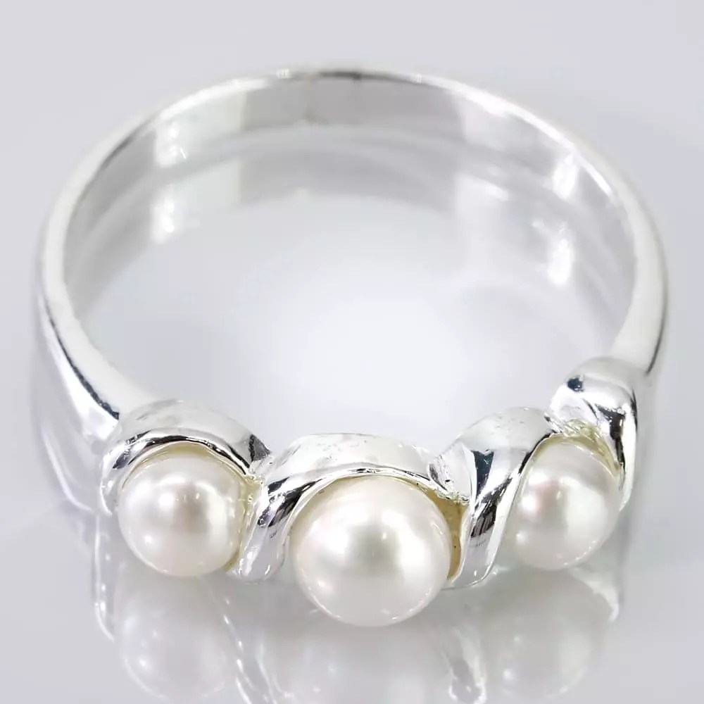 Sterling silver 3 Pearl Ring A&V Pawn