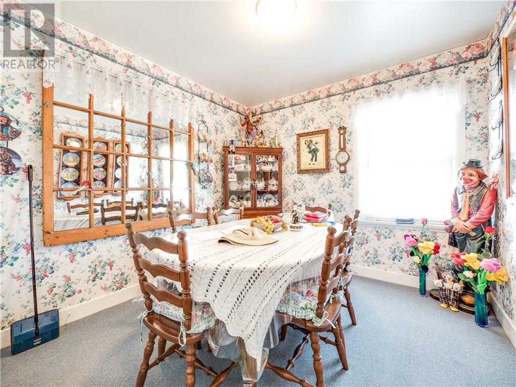 15 Of The Worst Real Estate Agent Photos Ever