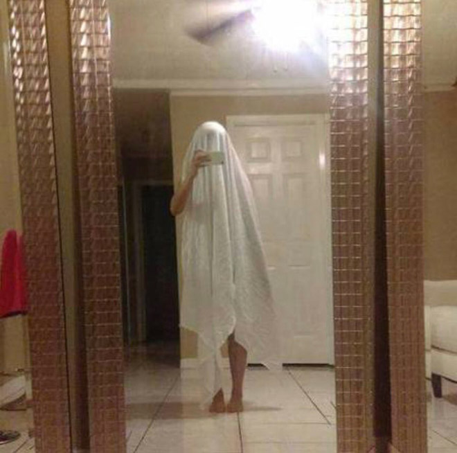 8+ Ridiculous Photos of People Trying to Sell Mirrors