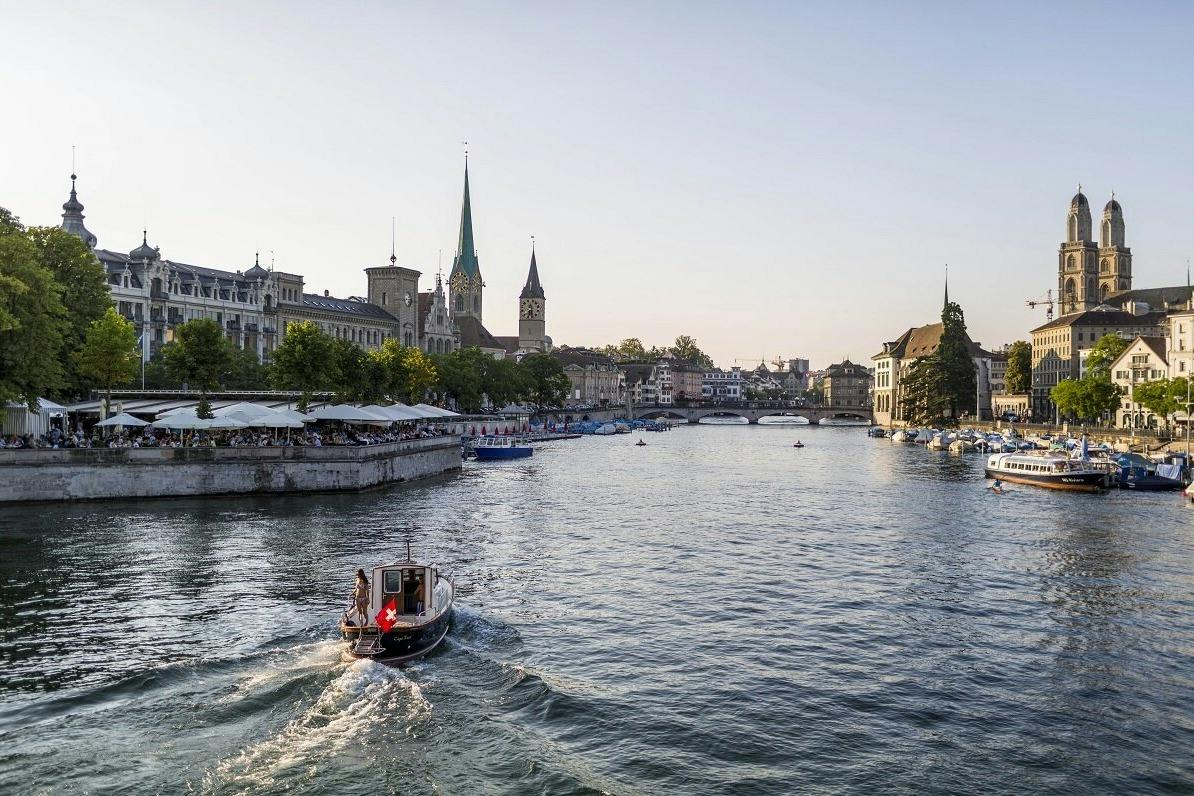 Zurich: Guided Old Town Walking Tour + Lake Cruise + Optional FIFA Museum Entry