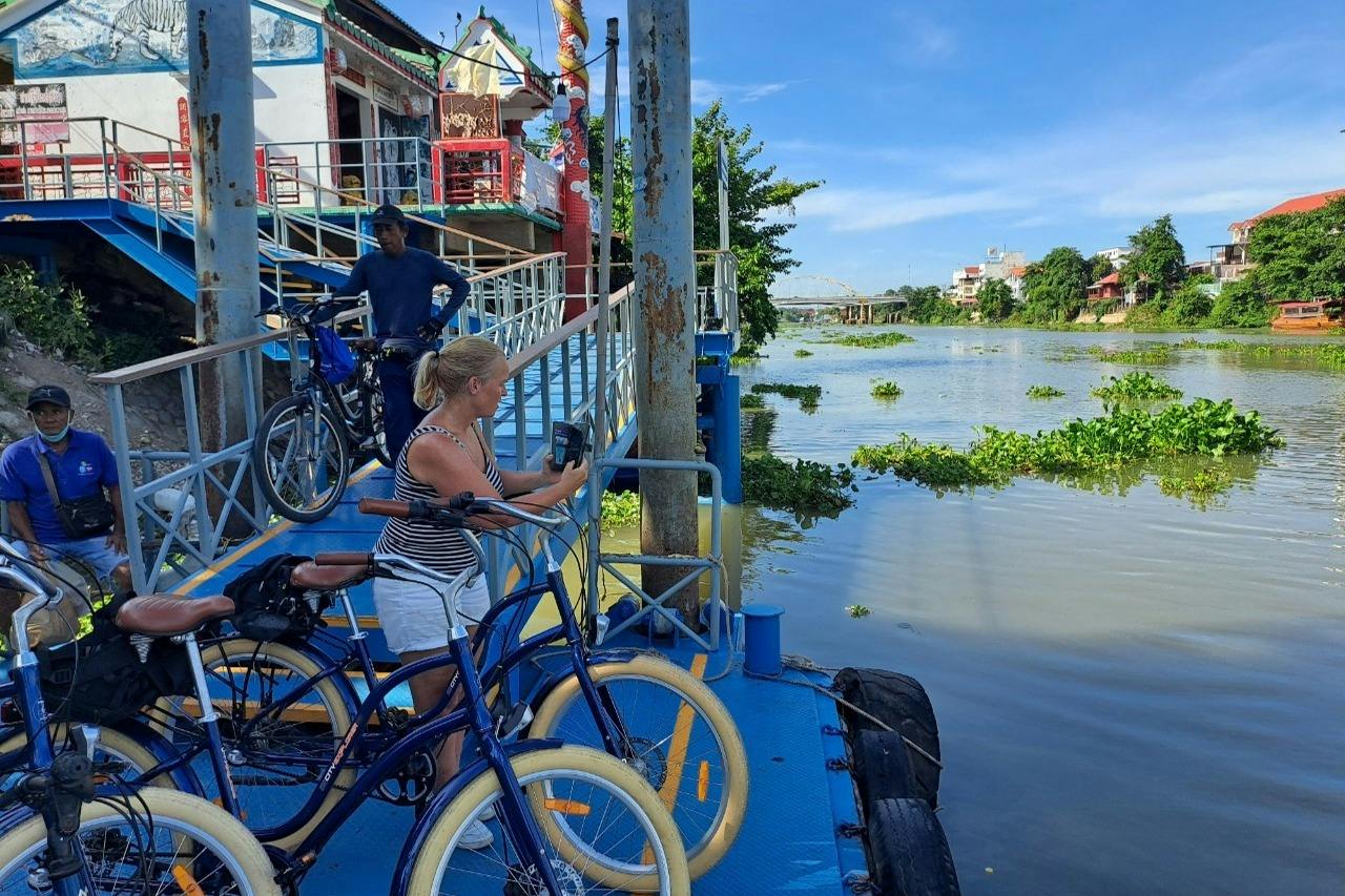 Ayutthaya: Sunset Bike Tour with Meal + Boat Crossing