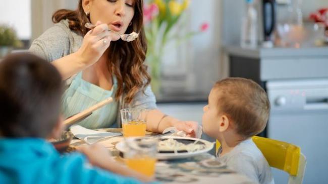 Sering Meniup Makanan atau Minuman Panas? Ini Akibatnya