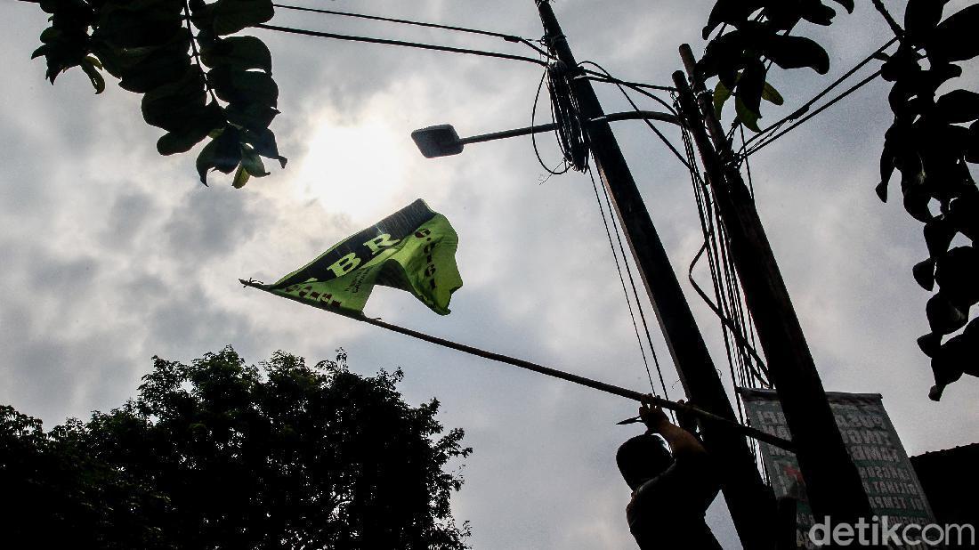 Aparat Gabungan Tertibkan Atribut Ormas Tak Sesuai Aturan di Jakbar