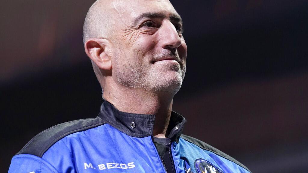 Jeff Bezos Prediksi 2045 Jutaan Orang Tinggal di Luar Angkasa