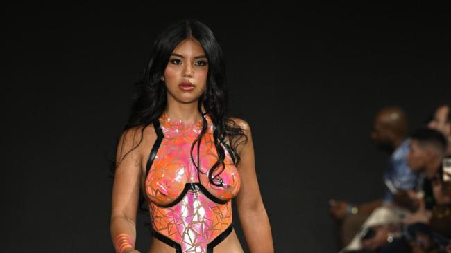 Ngintip Fashion Show Baju Renang yang Modelnya Tanpa BusanaCuma Pakai