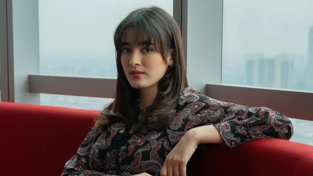 Mawar de Jongh Pamer Hobi Baru, Merajut Tas hingga Selimut