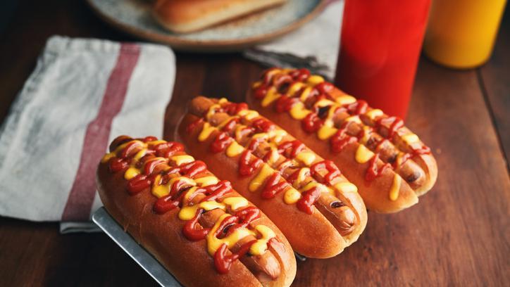Gokil! Pria Ini Habiskan 58 Hot Dog Demi Hadiah Rp 300 Juta